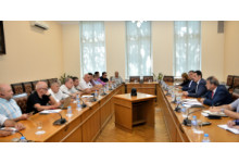 Министър Гвоздейков обсъди с представители на бранша предложенията за промени в обучението и изпитите на кандидатите за водачи